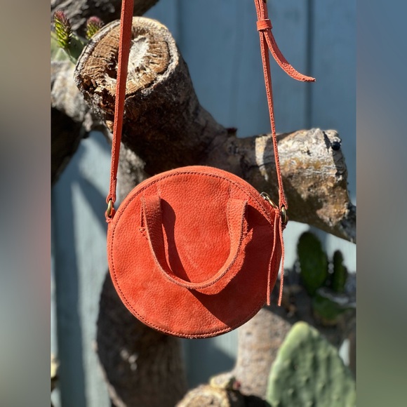 Madewell — Juno Circle Suede Crossbody Bag - Picture 3 of 6